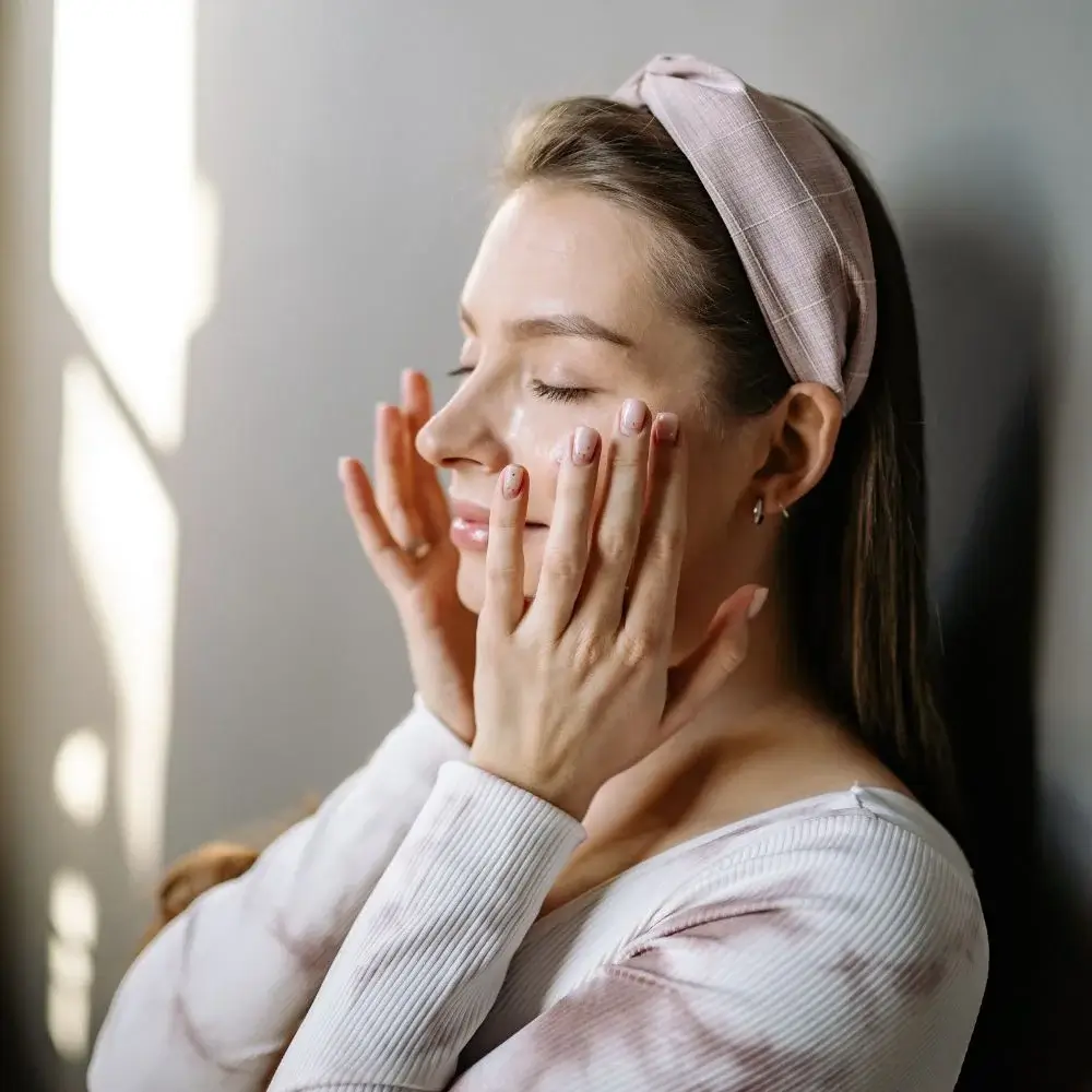 Does Vitamin C scrub provide any antioxidant or anti-aging properties?