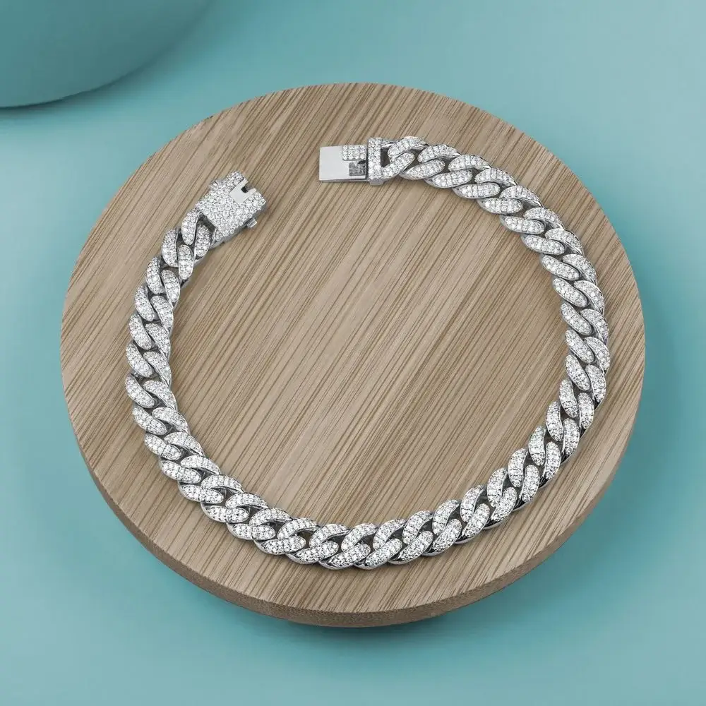 What makes a tennis necklace?