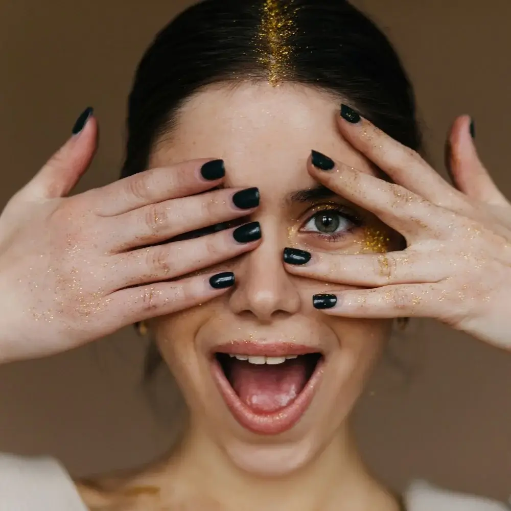 What are some tips for ensuring a long-lasting bond with nail glue?
