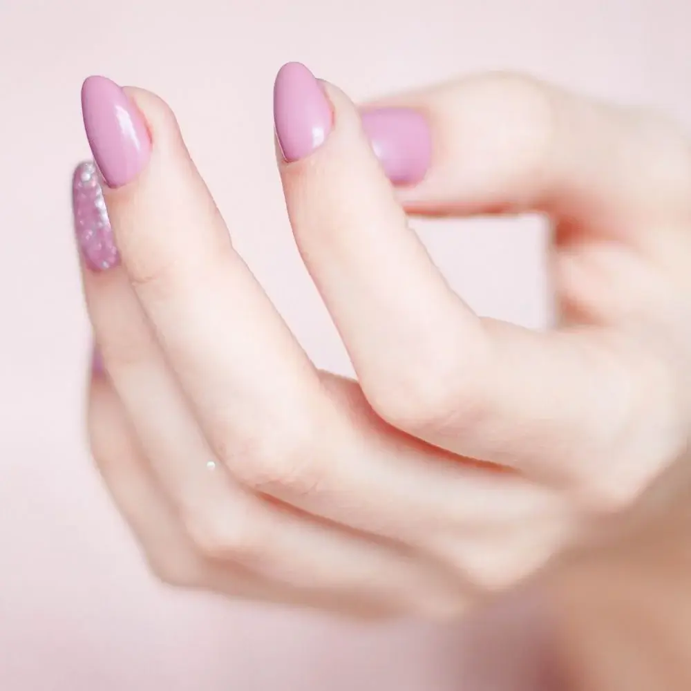 Can you fix a broken nail with nail glue?