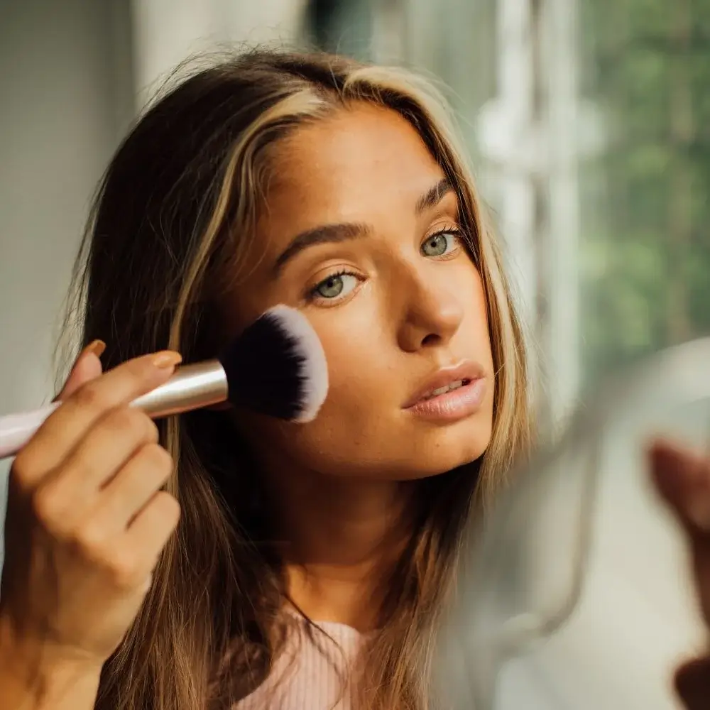 Is it better to use makeup brushes or fingers?