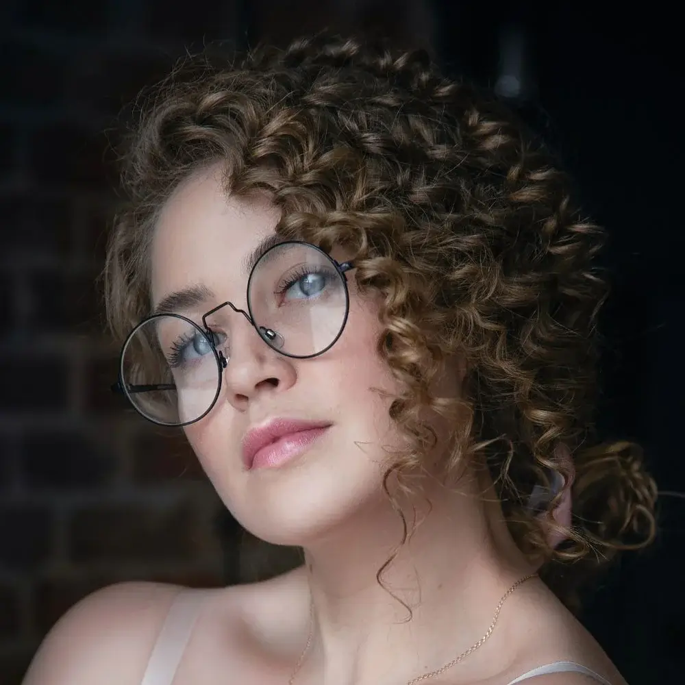 How should I prepare my hair before applying hair spray for curls?