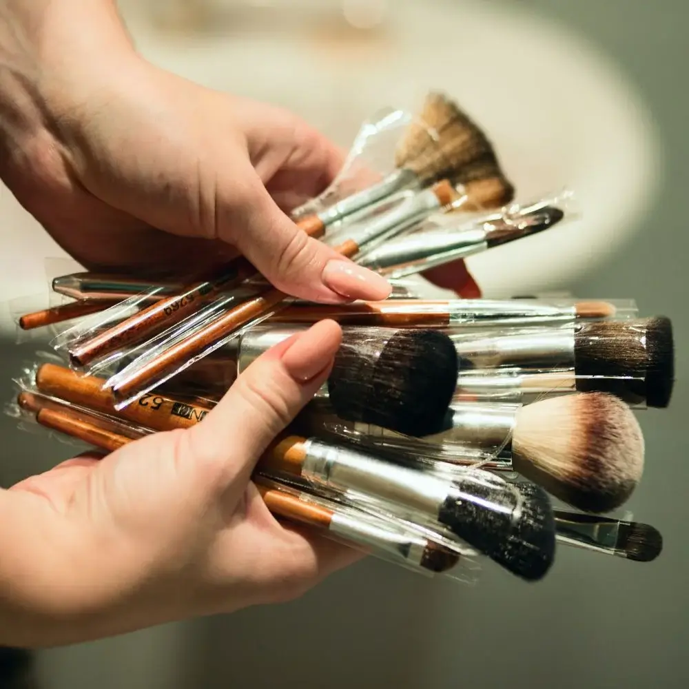 What are the disadvantages of makeup brushes?