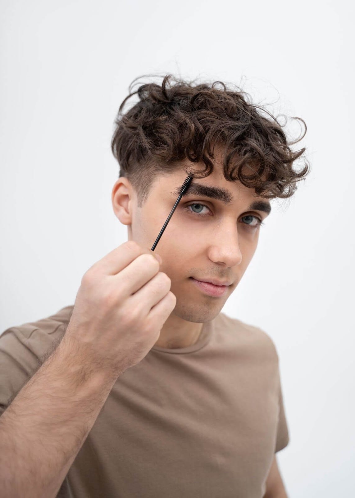 How Do Mens Shape Their Eyebrows with Eyebrows Trimmer?