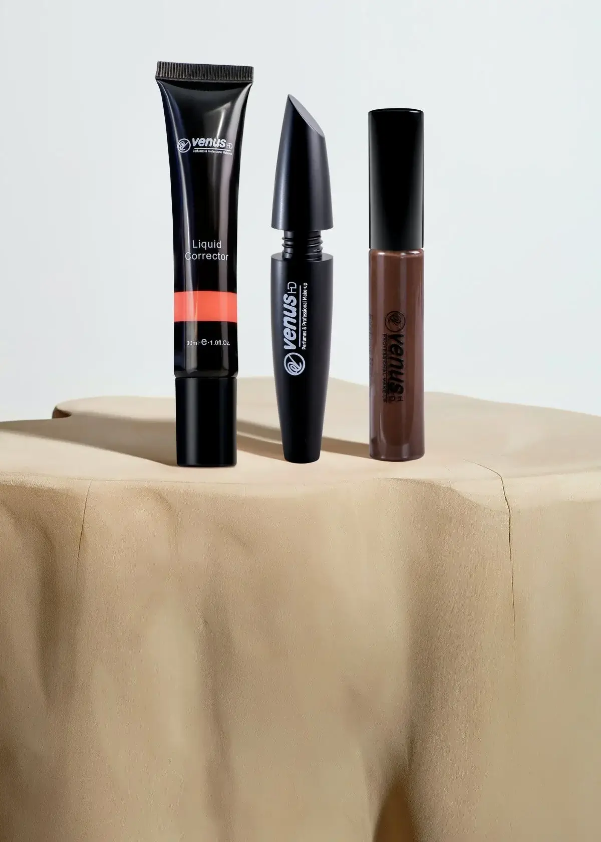 How can older women prevent mascara from smudging or flaking throughout the day?