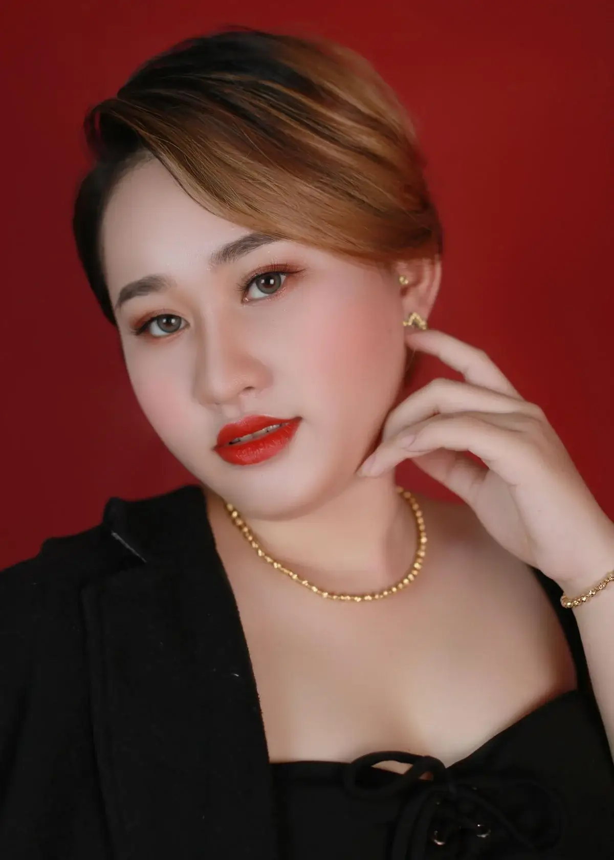 What factors should I consider when choosing the best drugstore red lipstick?