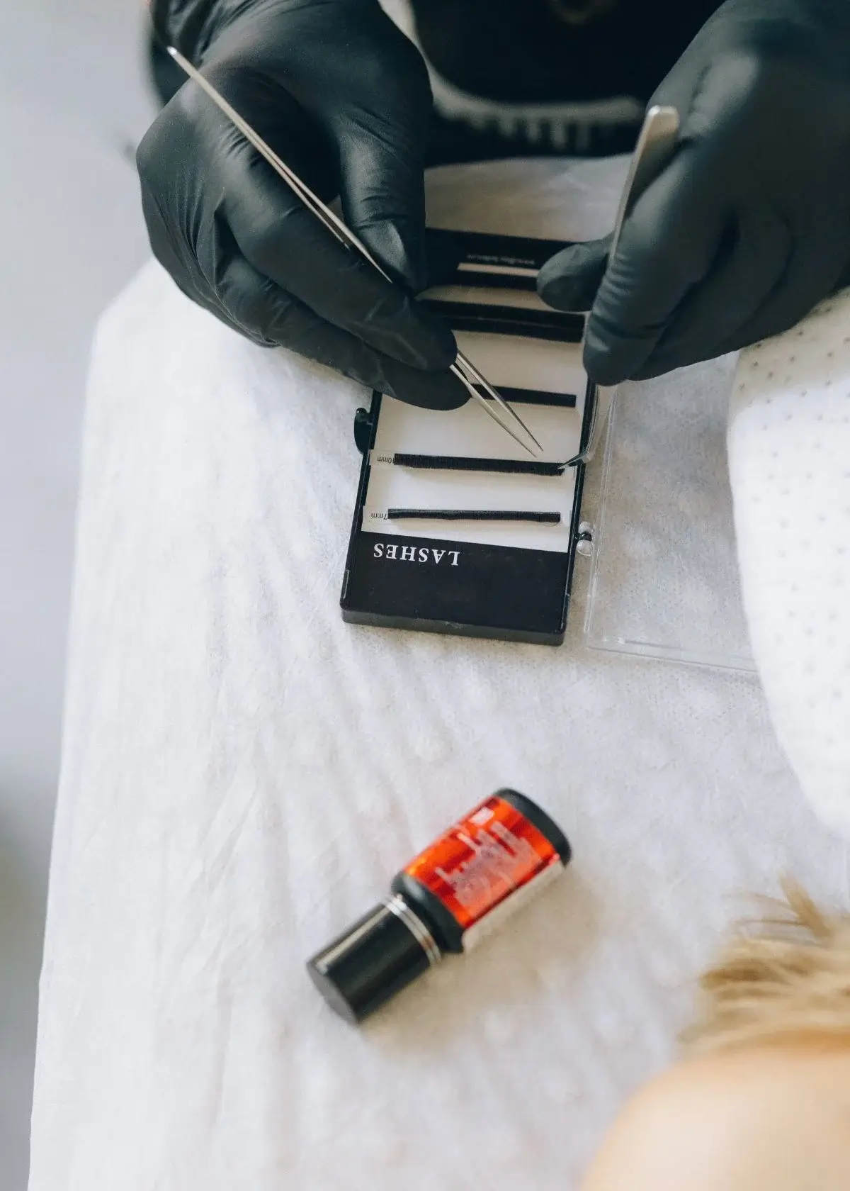 What is an Eyelash Extension Kit?