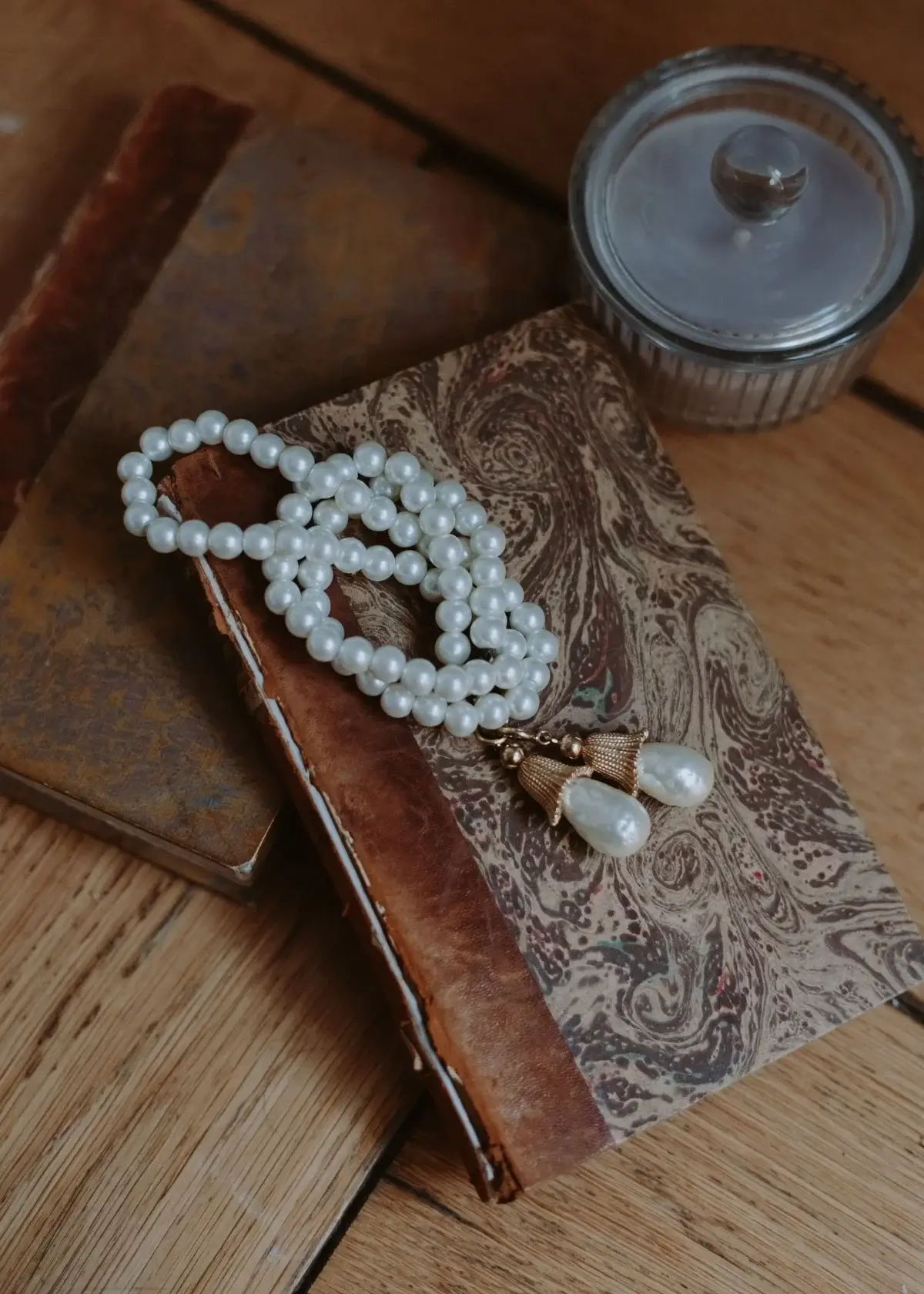 What materials are commonly used to make Navajo pearl earrings?
