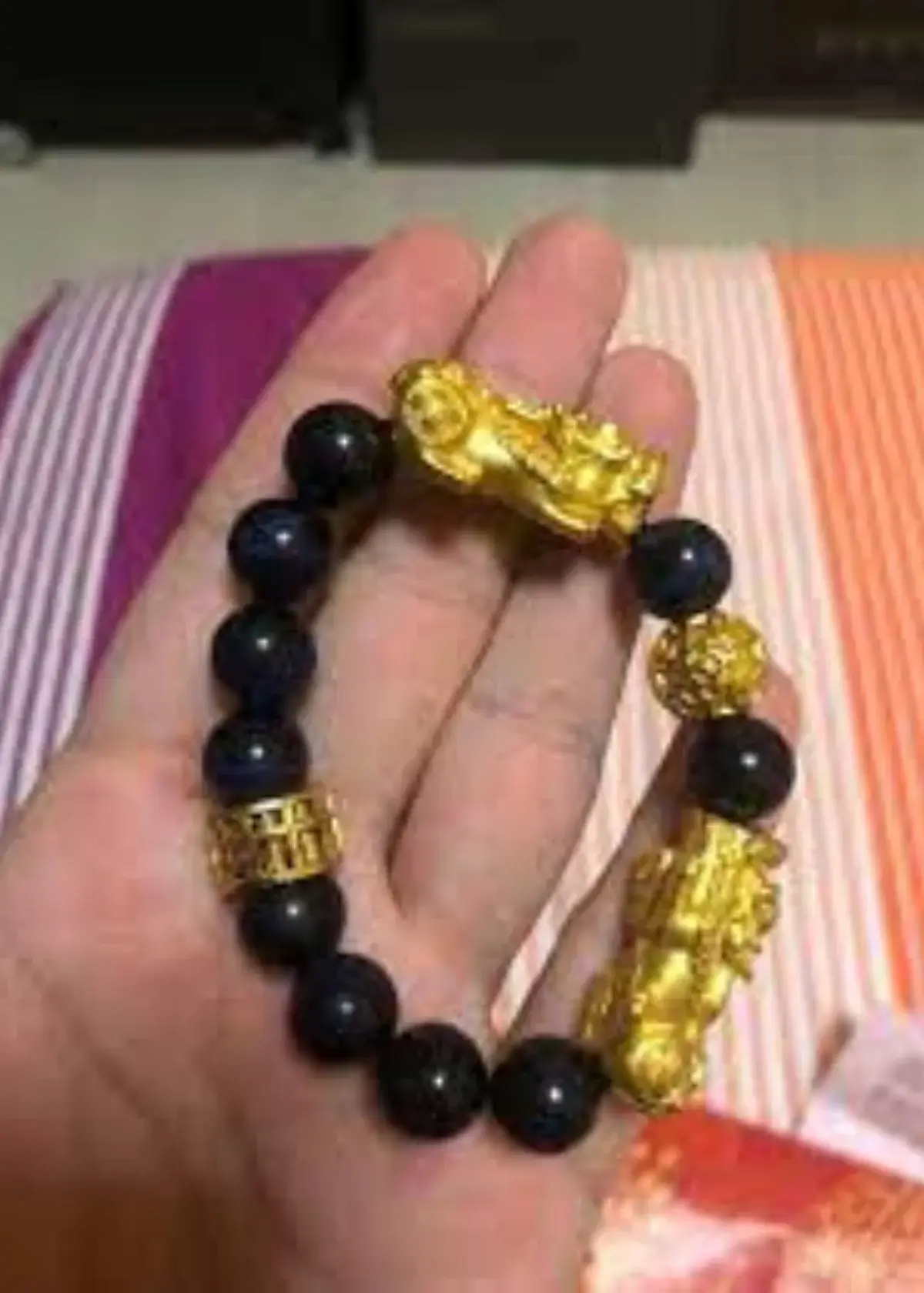 How should one wear a Pixiu bracelet for maximum benefits?