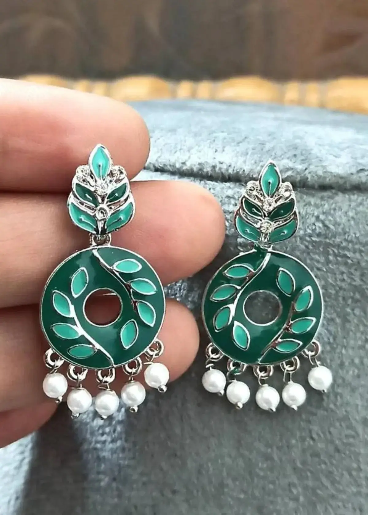 How to choose the right enamel earrings?