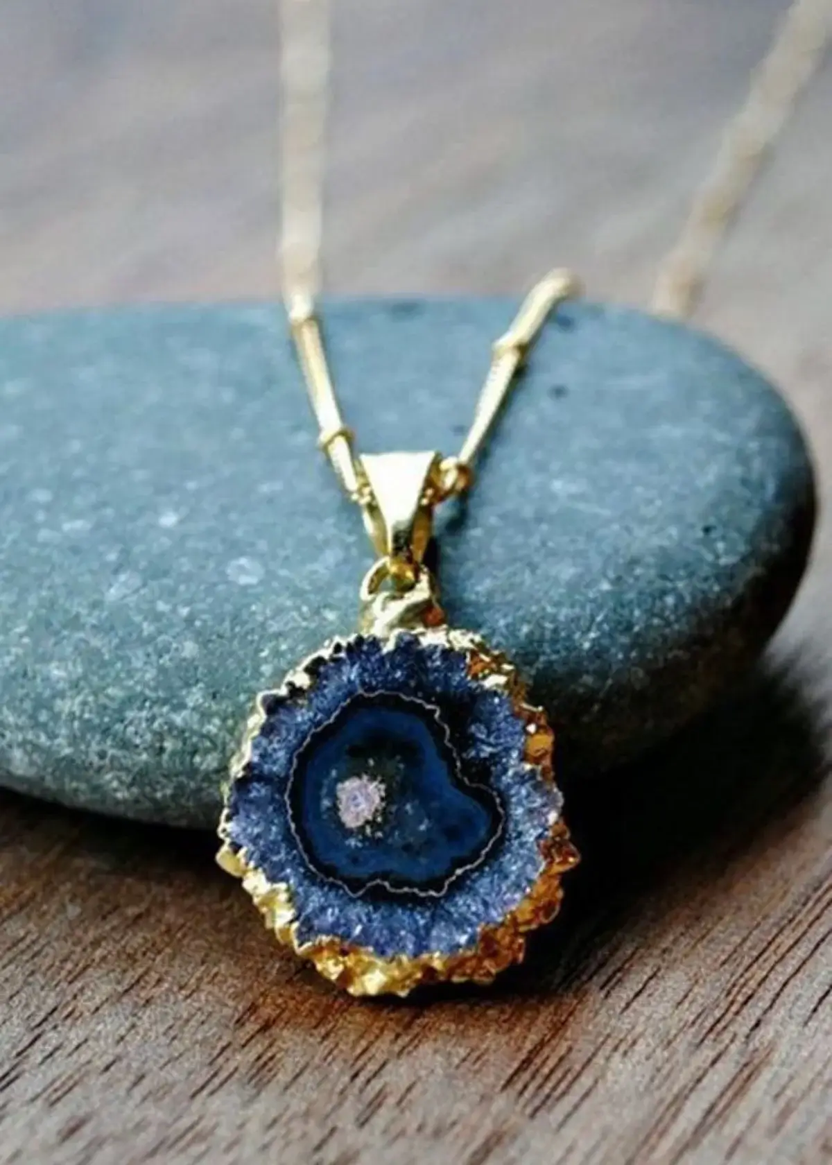 What type of geodes are typically used in Geode Necklaces?