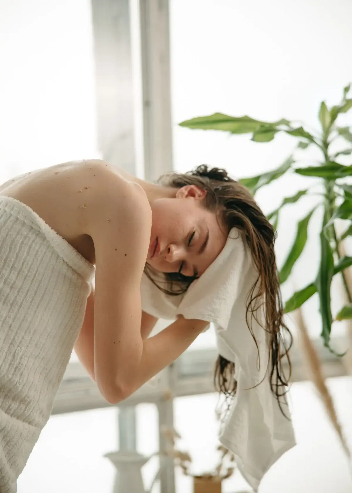 How does hair oil for dry hair work?
