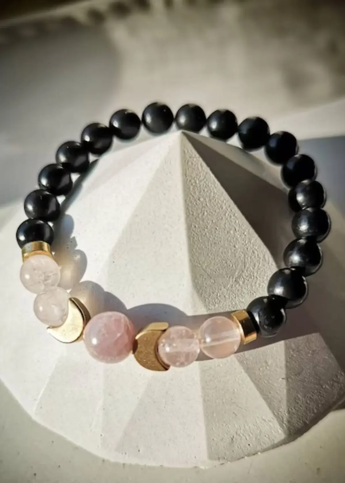 How does a Shungite bracelet work?