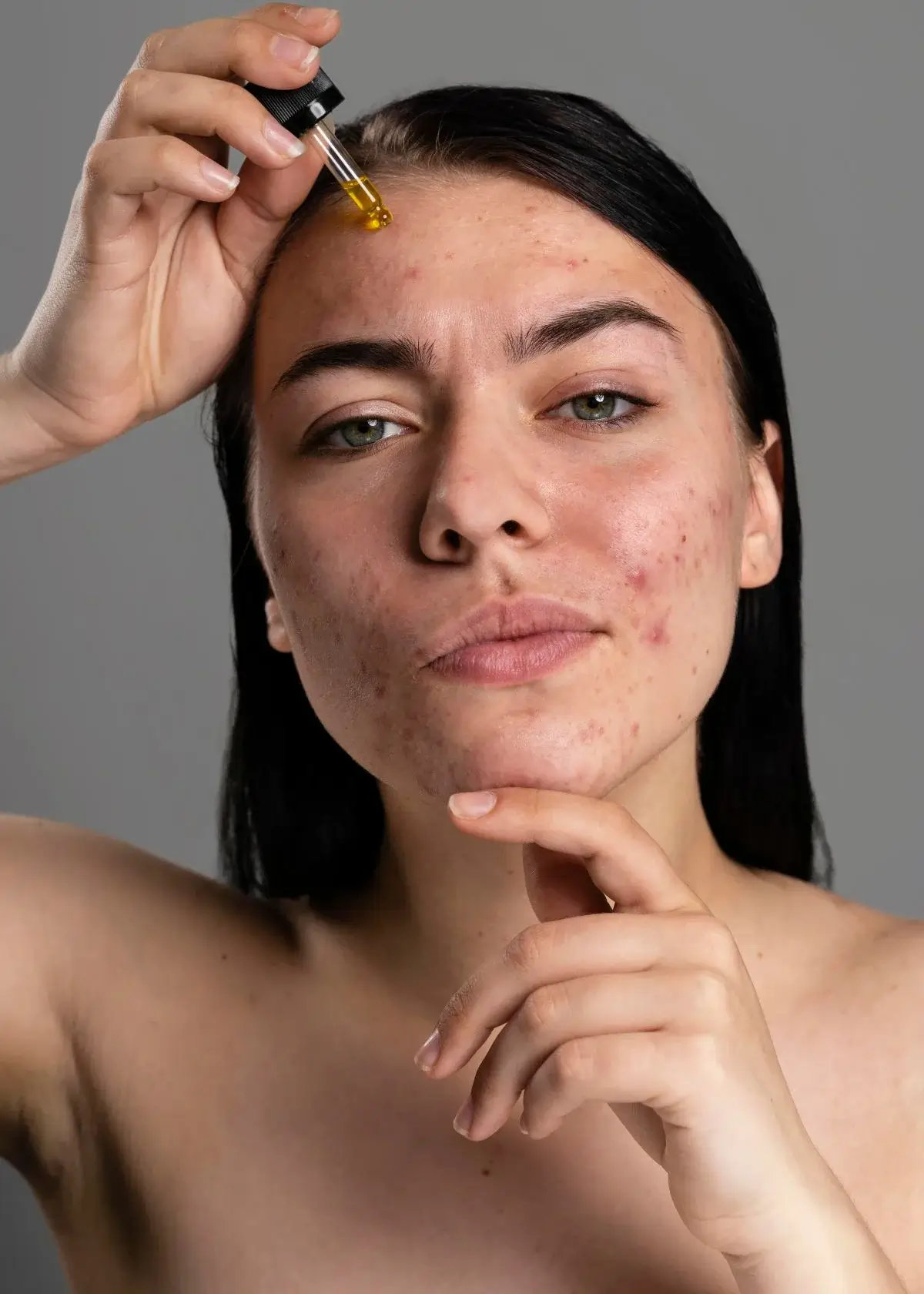 How should I apply a primer for large pores and acne scars for best results?