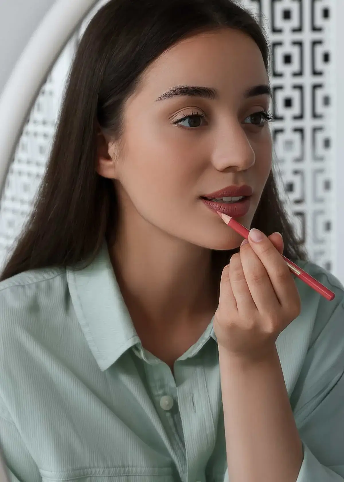 Your Ultimate Guide to Applying Lip Liner