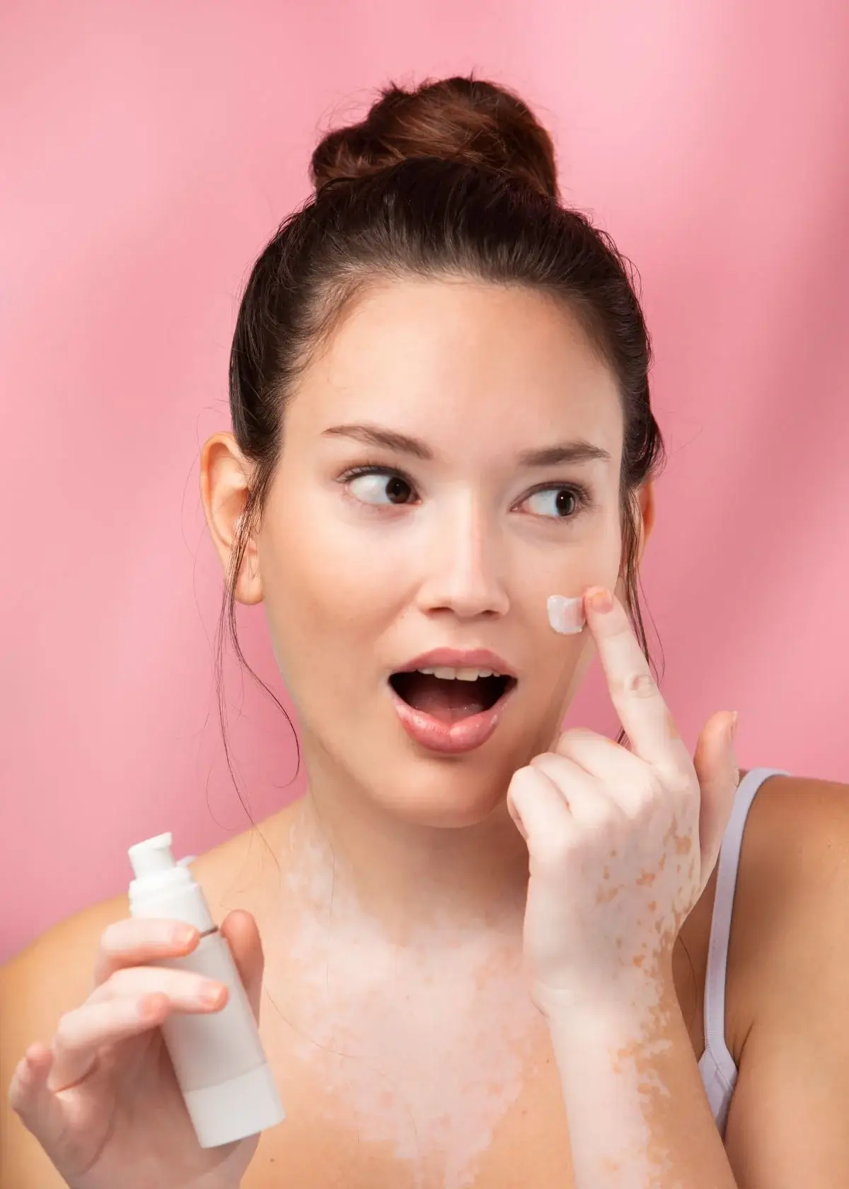 What is a primer for large pores and acne scars and how does it work?