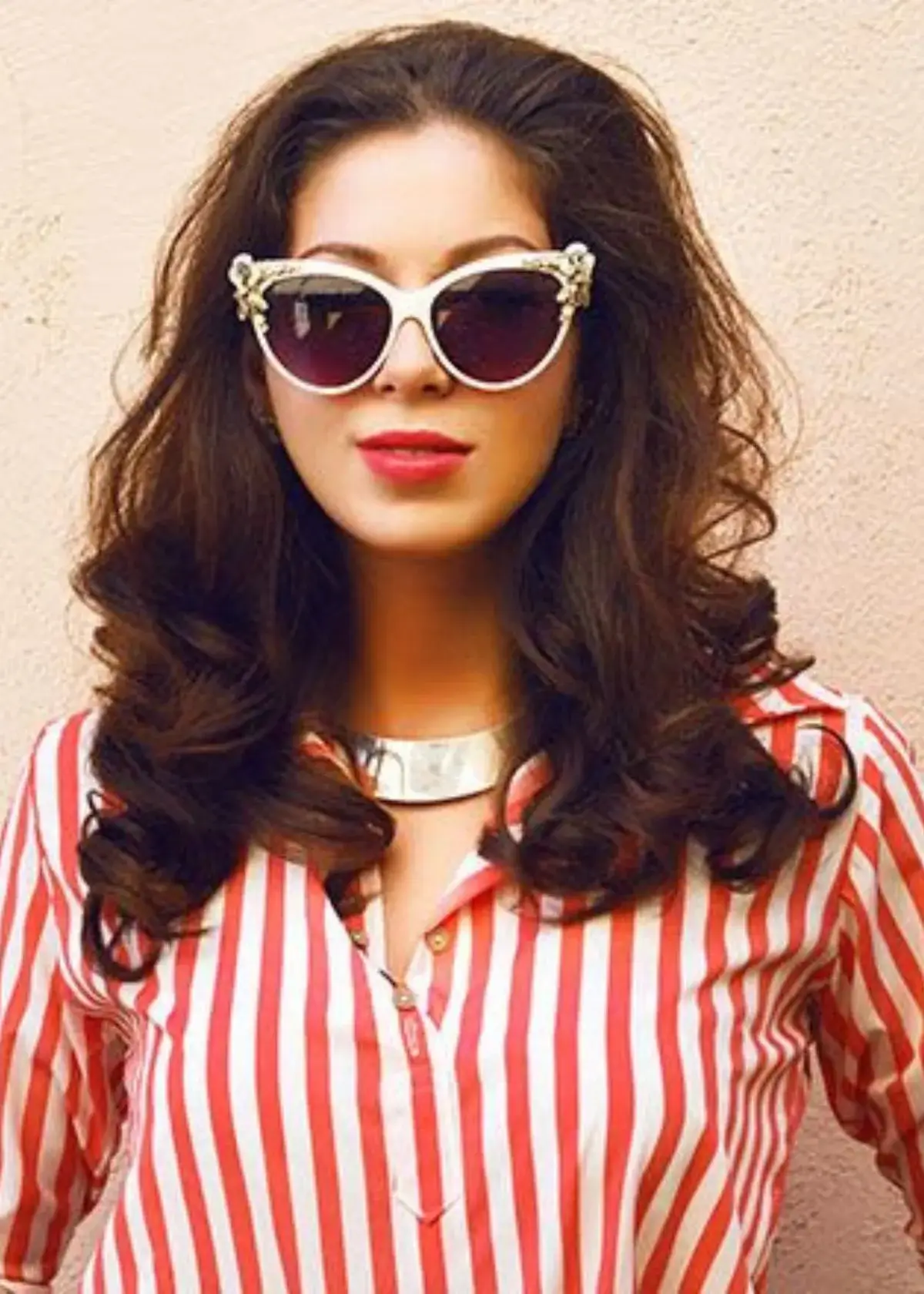 What sunglasses suit an oval face shape