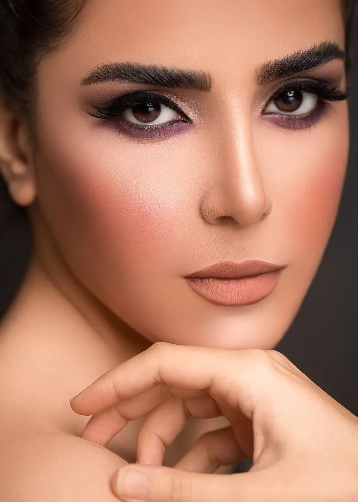 How do I apply cat eye lashes?