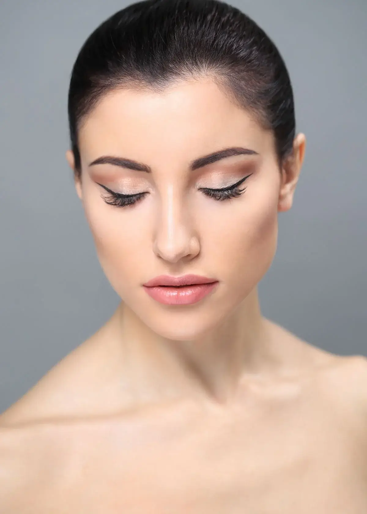 How do cat eye lashes differ from regular false lashes?