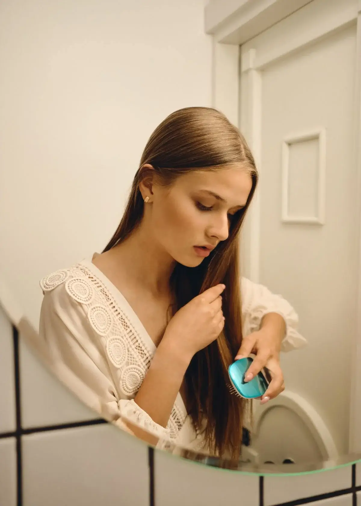 How does lice killing shampoo work to eliminate lice?