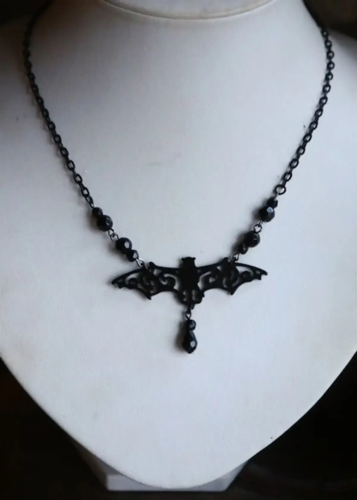How to choose the right bat necklace?