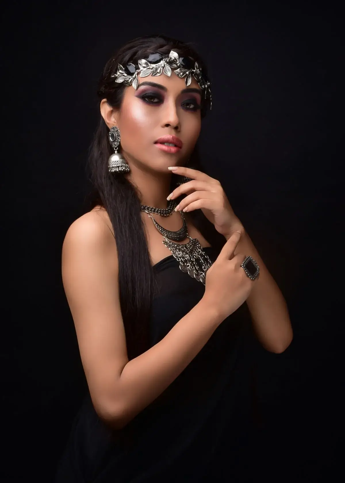 What does a typical permanent jewelry kit contain?