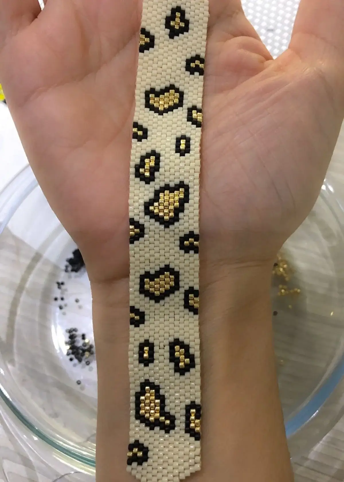 What materials are commonly used in Mexican beaded bracelets?