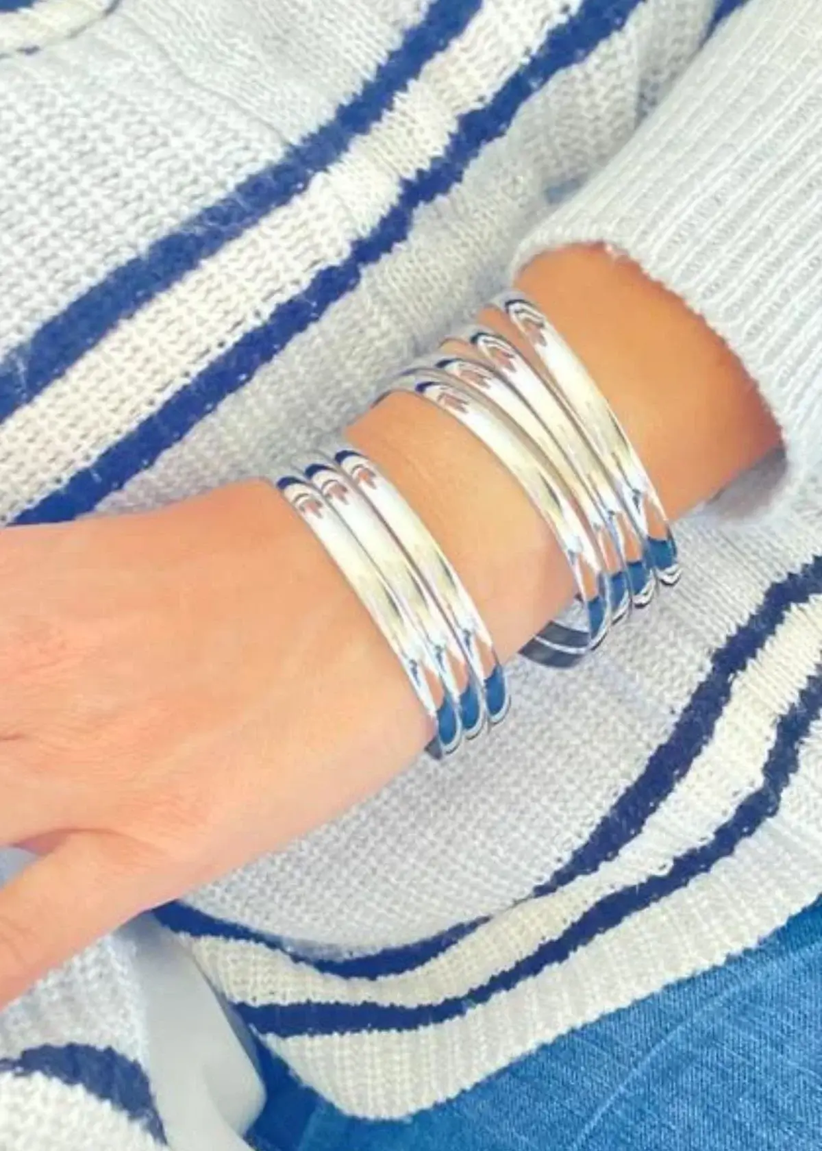 What materials are semanario bracelets made from?