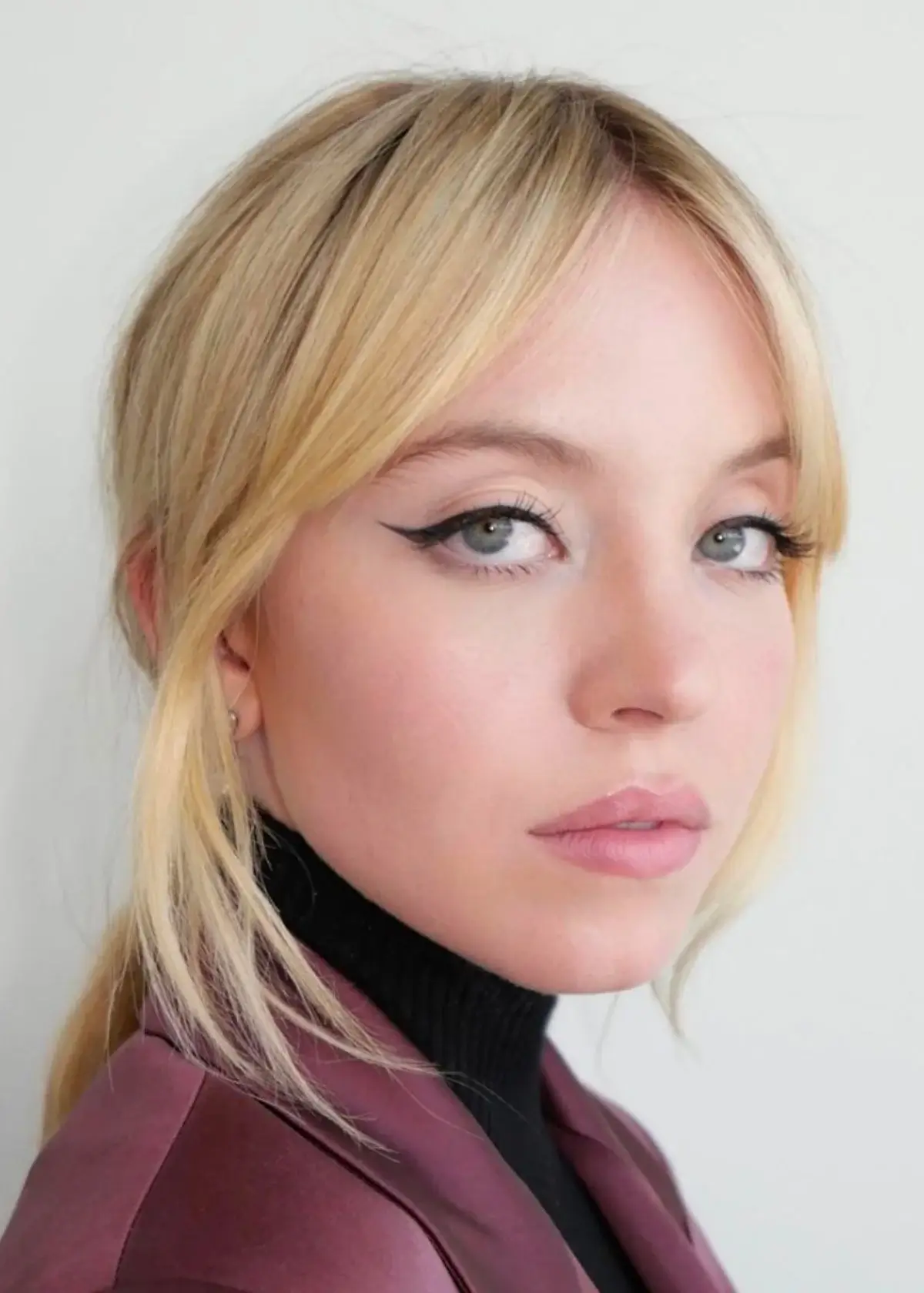 Are there specific ingredients to avoid in eyeliners for sensitive eyes?