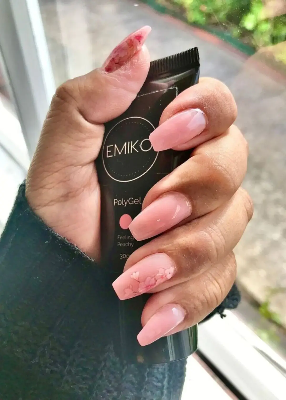 How does a polygel nail kit work?
