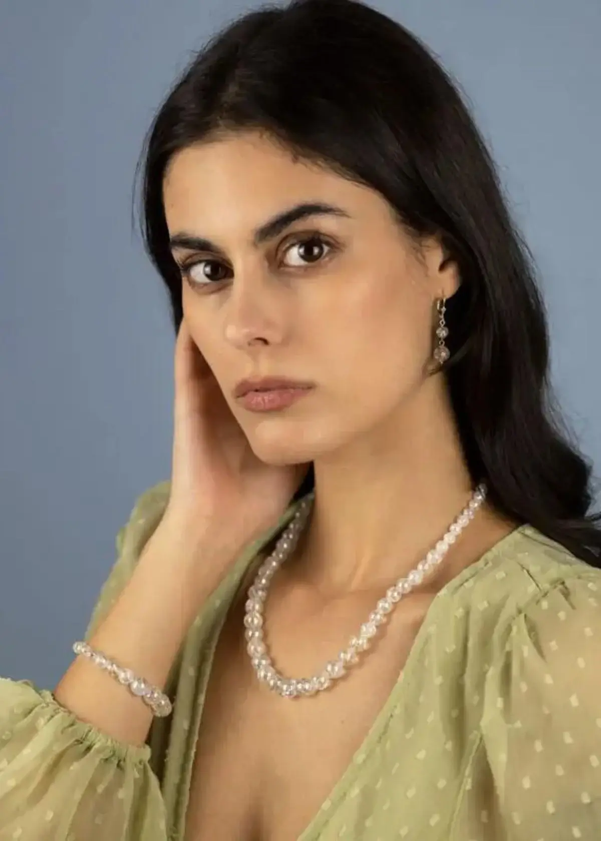 What are the benefits of wearing a clear quartz bracelet? 