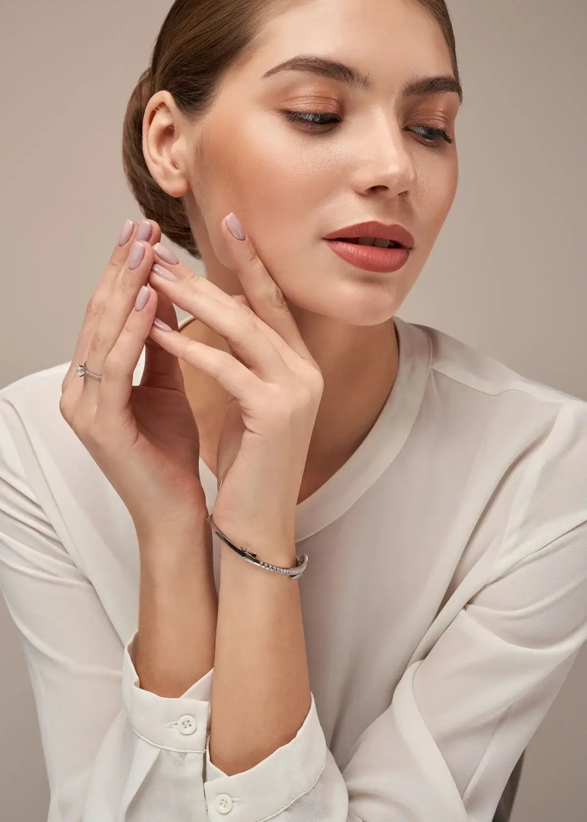 What factors affect the price of a 2 carat diamond ring?