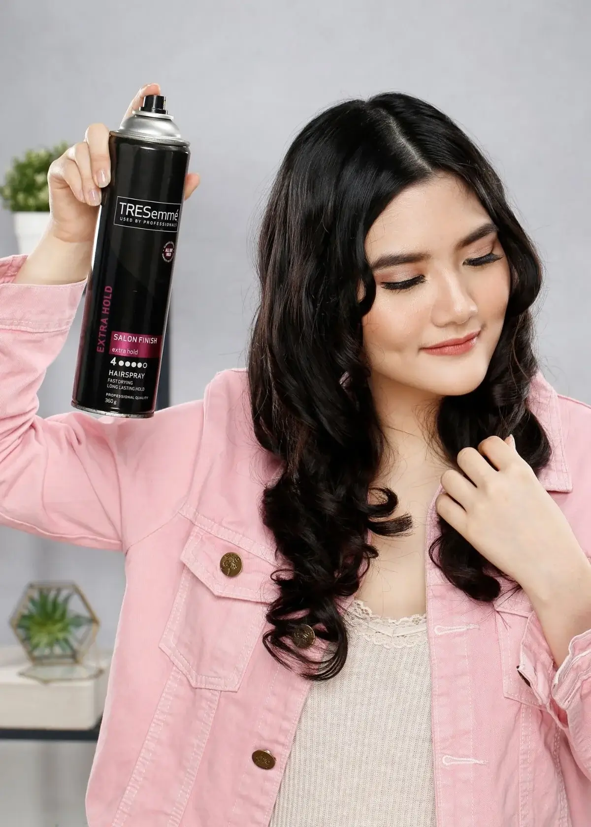 How does hair spray to hold curls work?