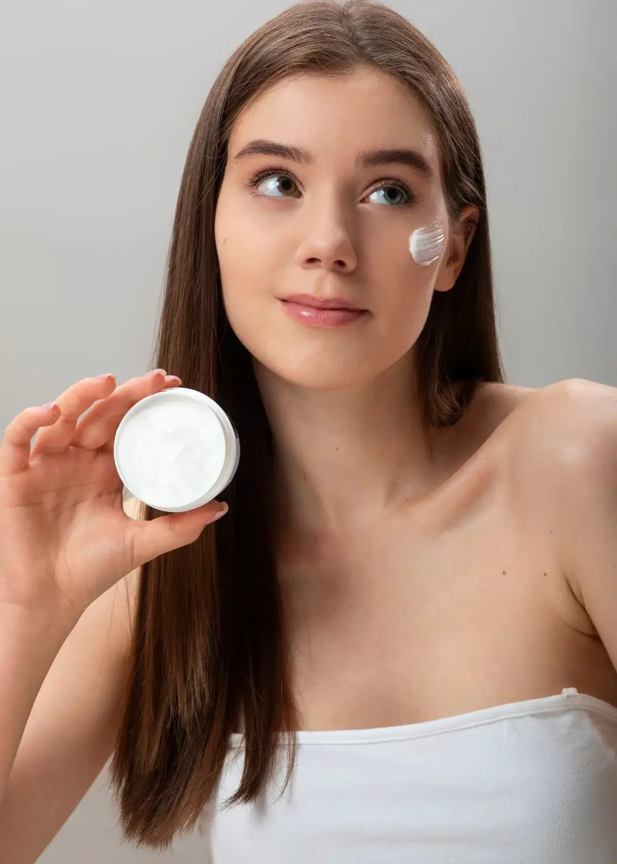 How does sunscreen protect the face from UV radiation?