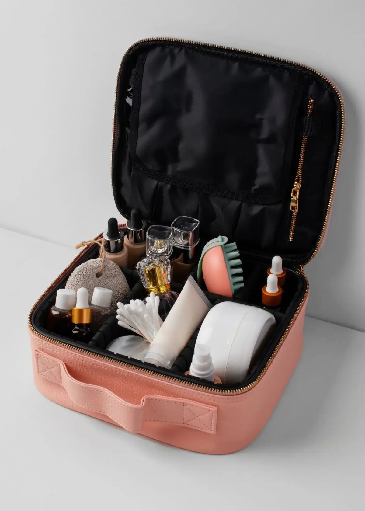 How to choose the right Travel Makeup Bag?