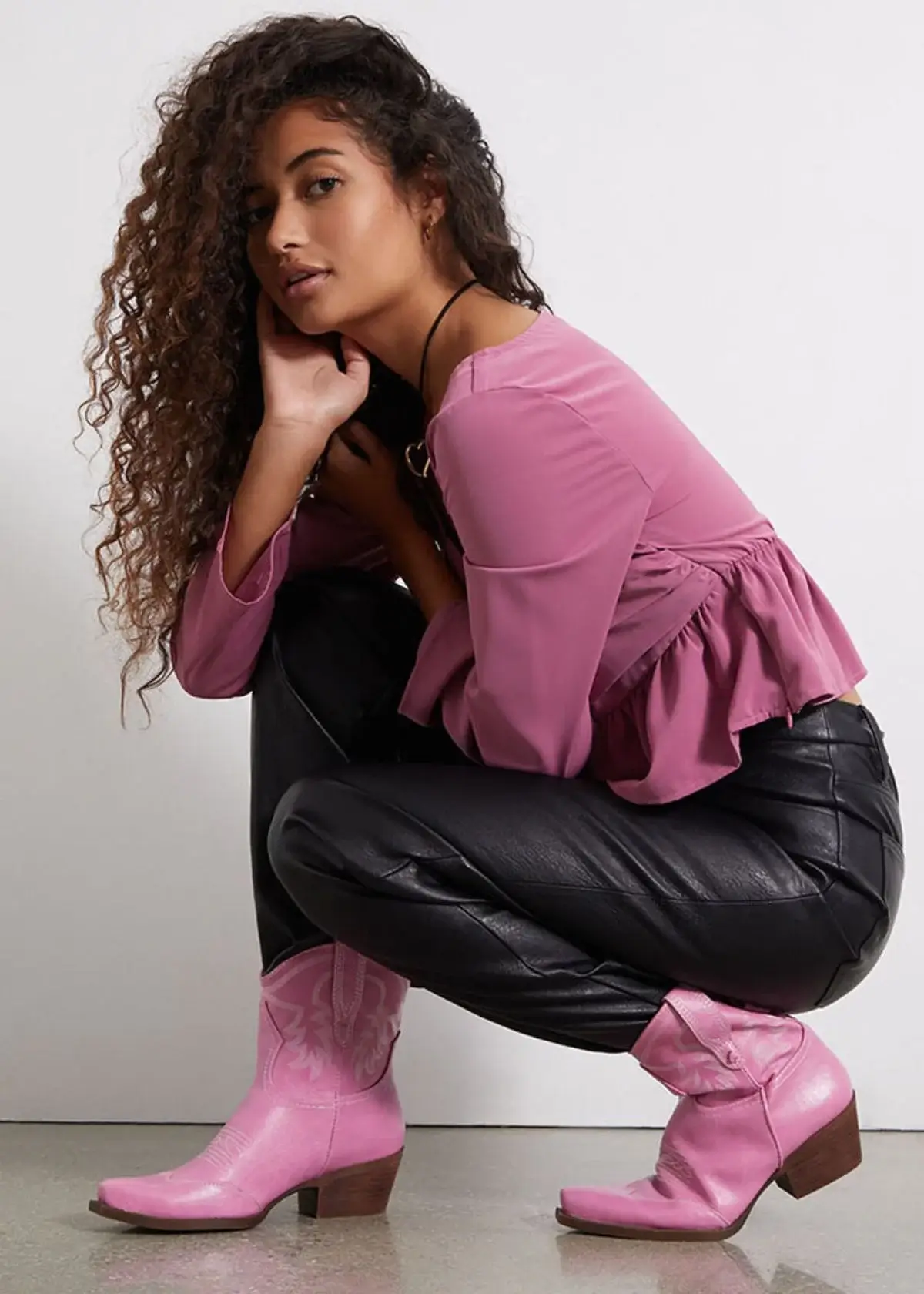 How to choose the right pink cowboy boots?
