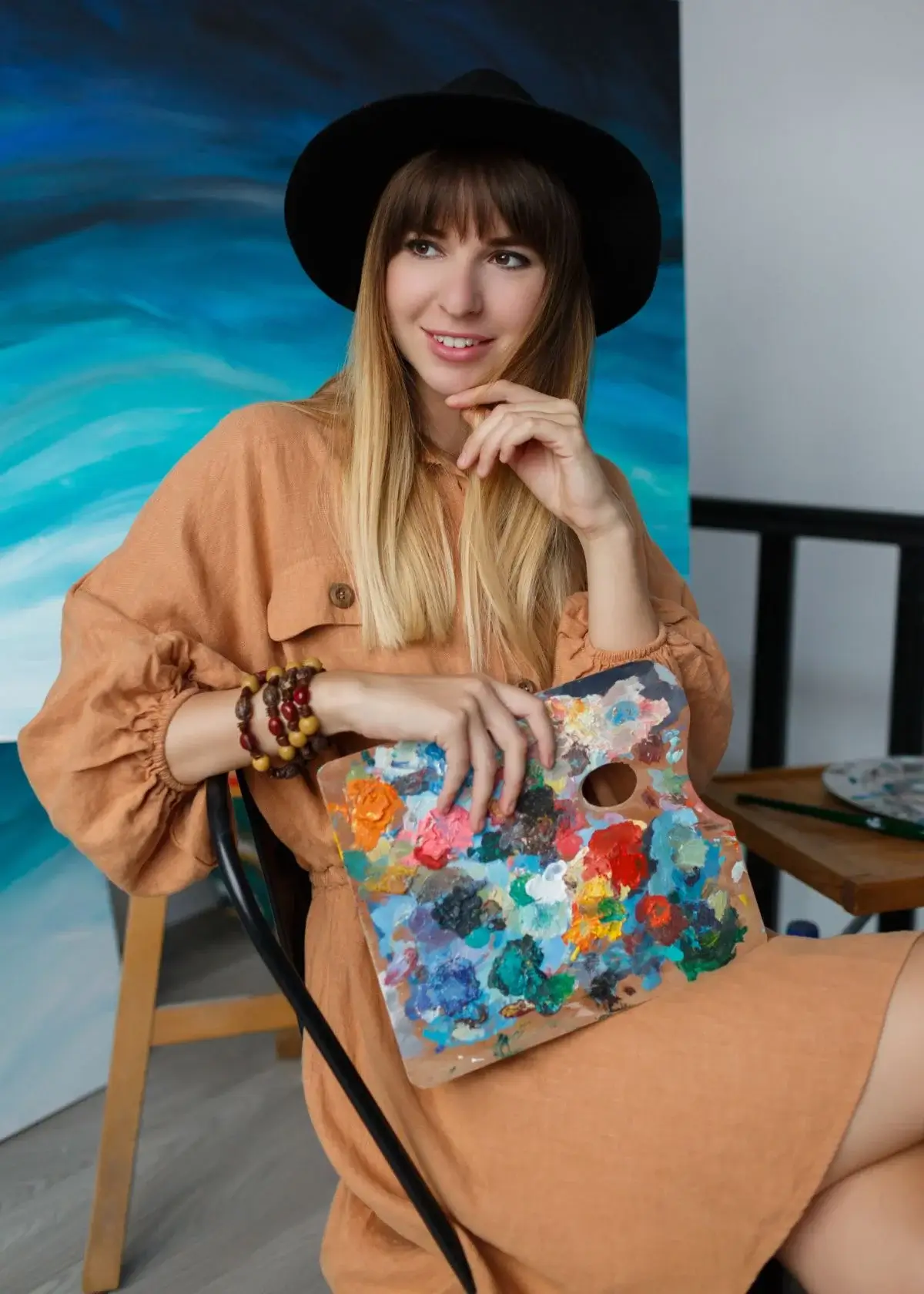 What are the benefits of having a well-organized travel makeup bag?