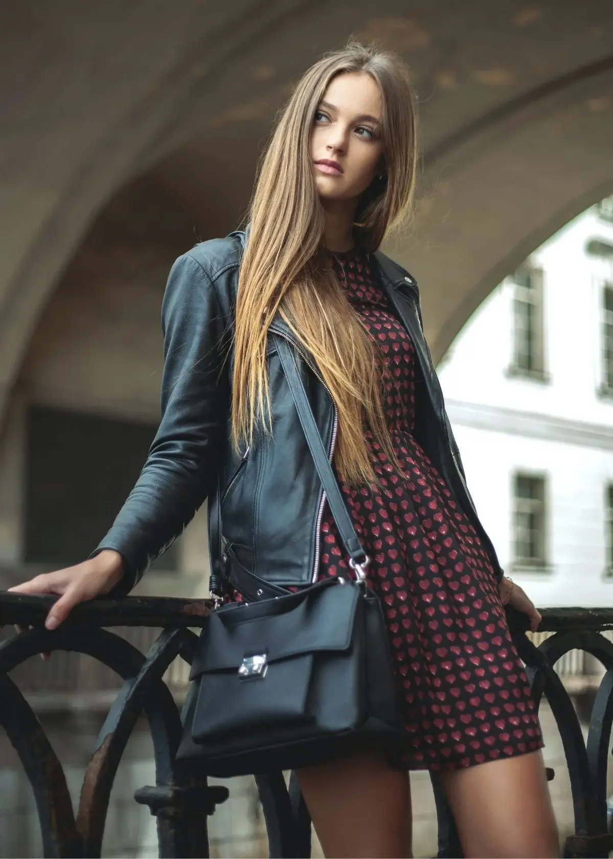 What are the benefits of using a leather makeup bag?