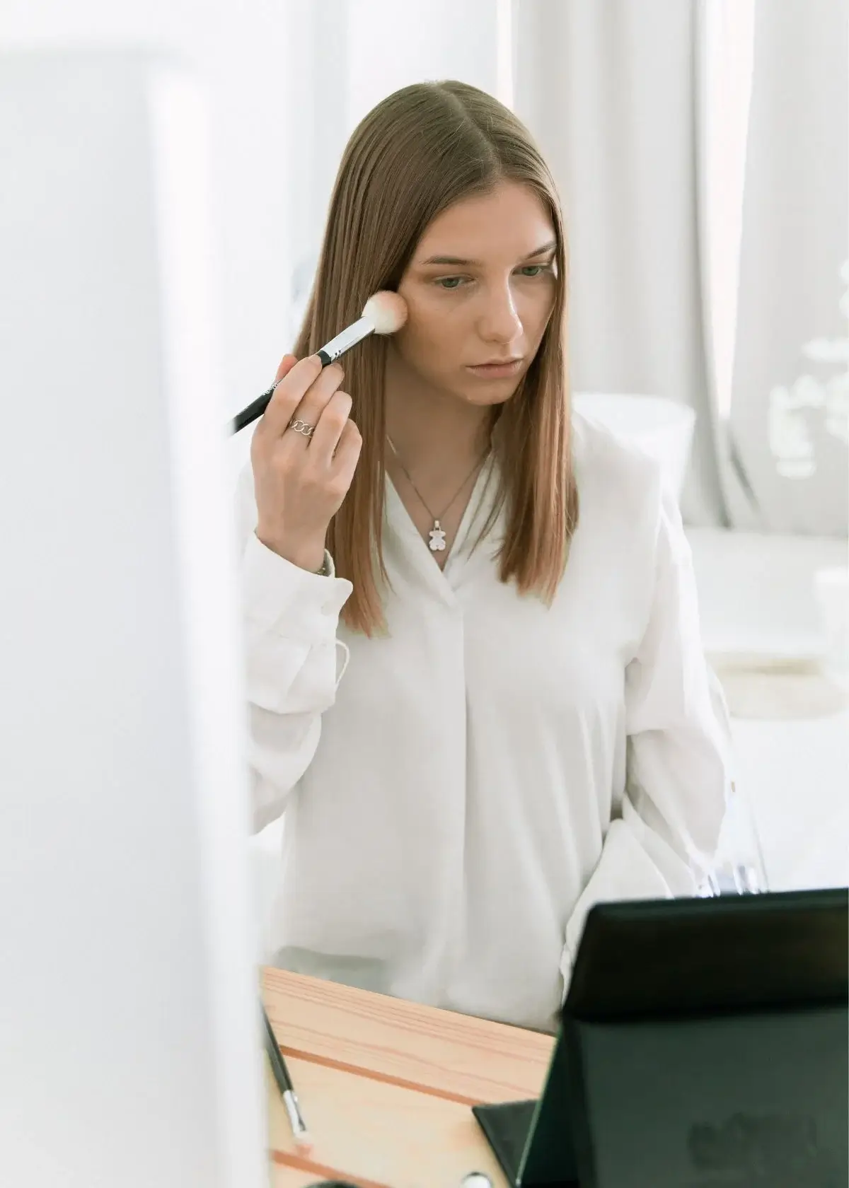 What are the benefits of using eye concealer for mature skin?