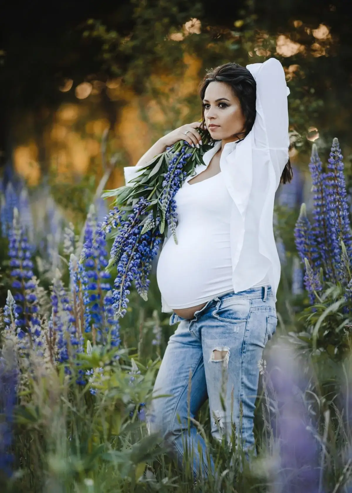 What fabrics are commonly used in maternity jeans?