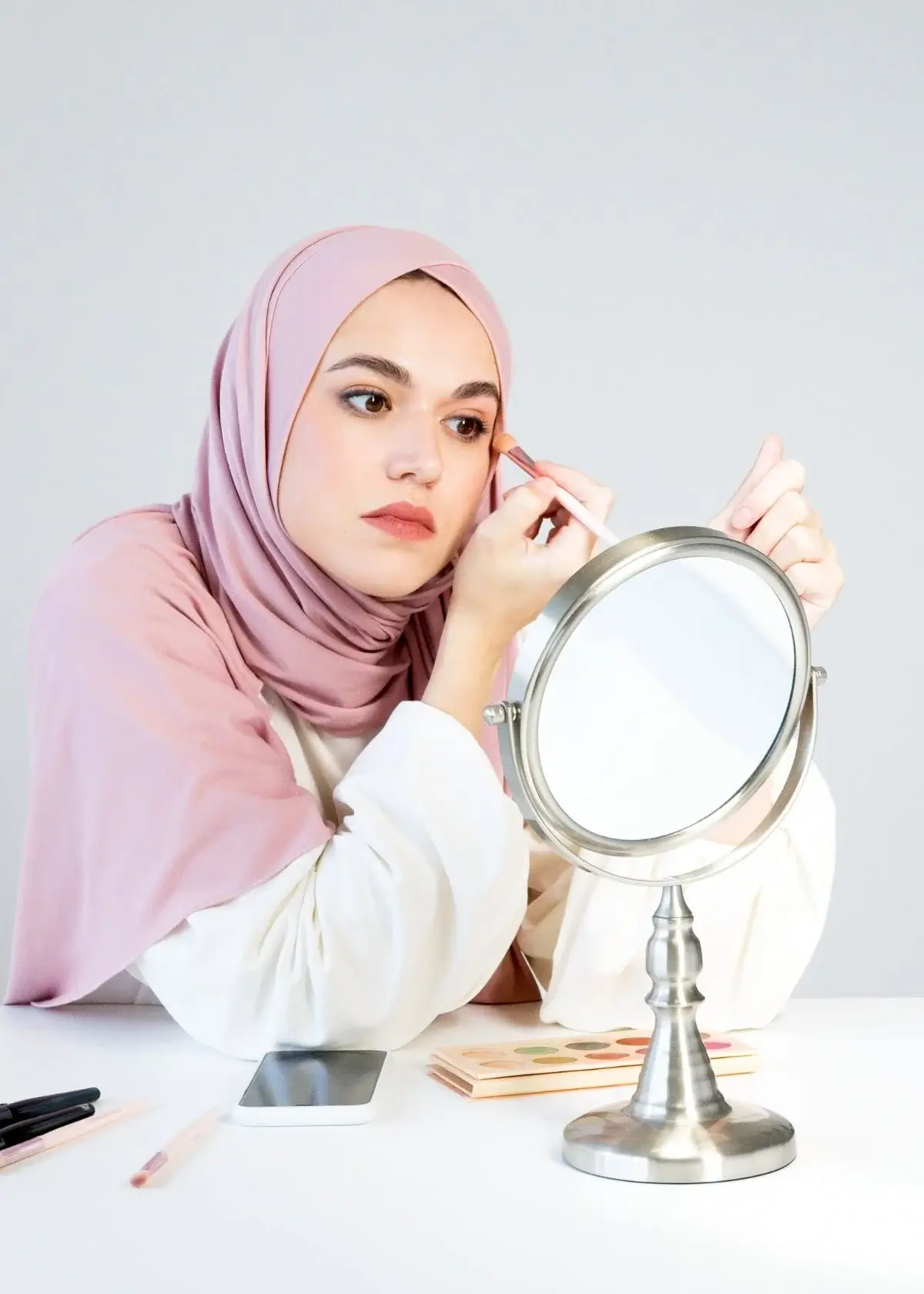How to choose the right lighted makeup mirror?