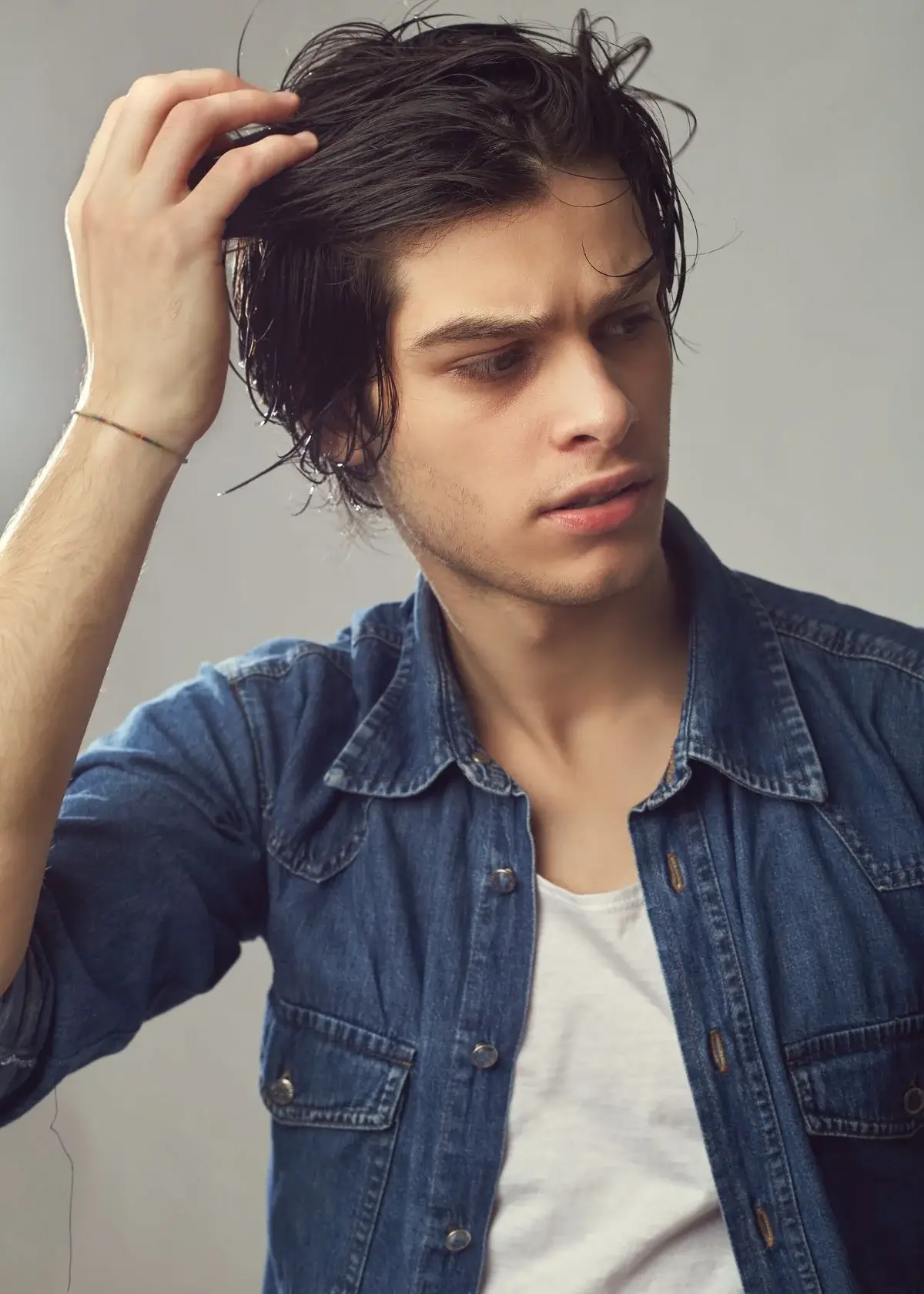 What are the key benefits of using a leave-in conditioner?