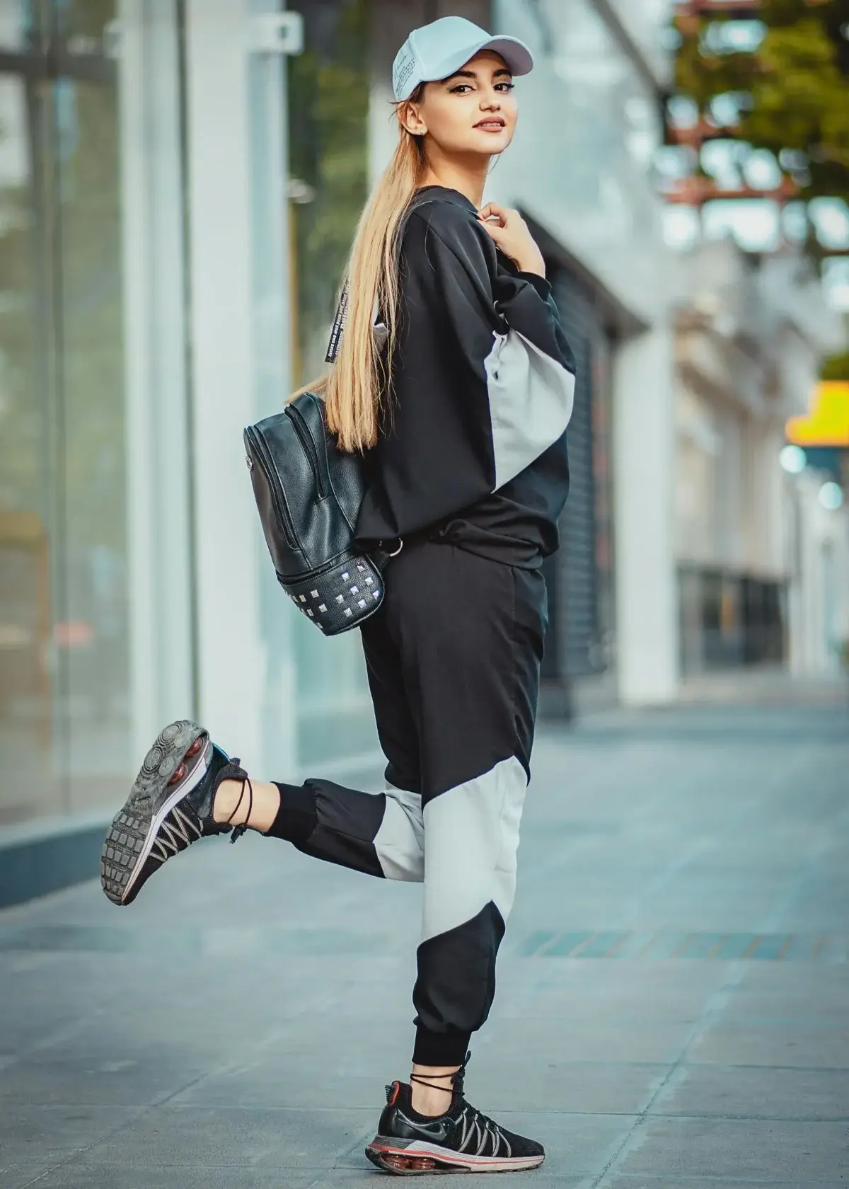 What are the key features of Hoka shoes?
