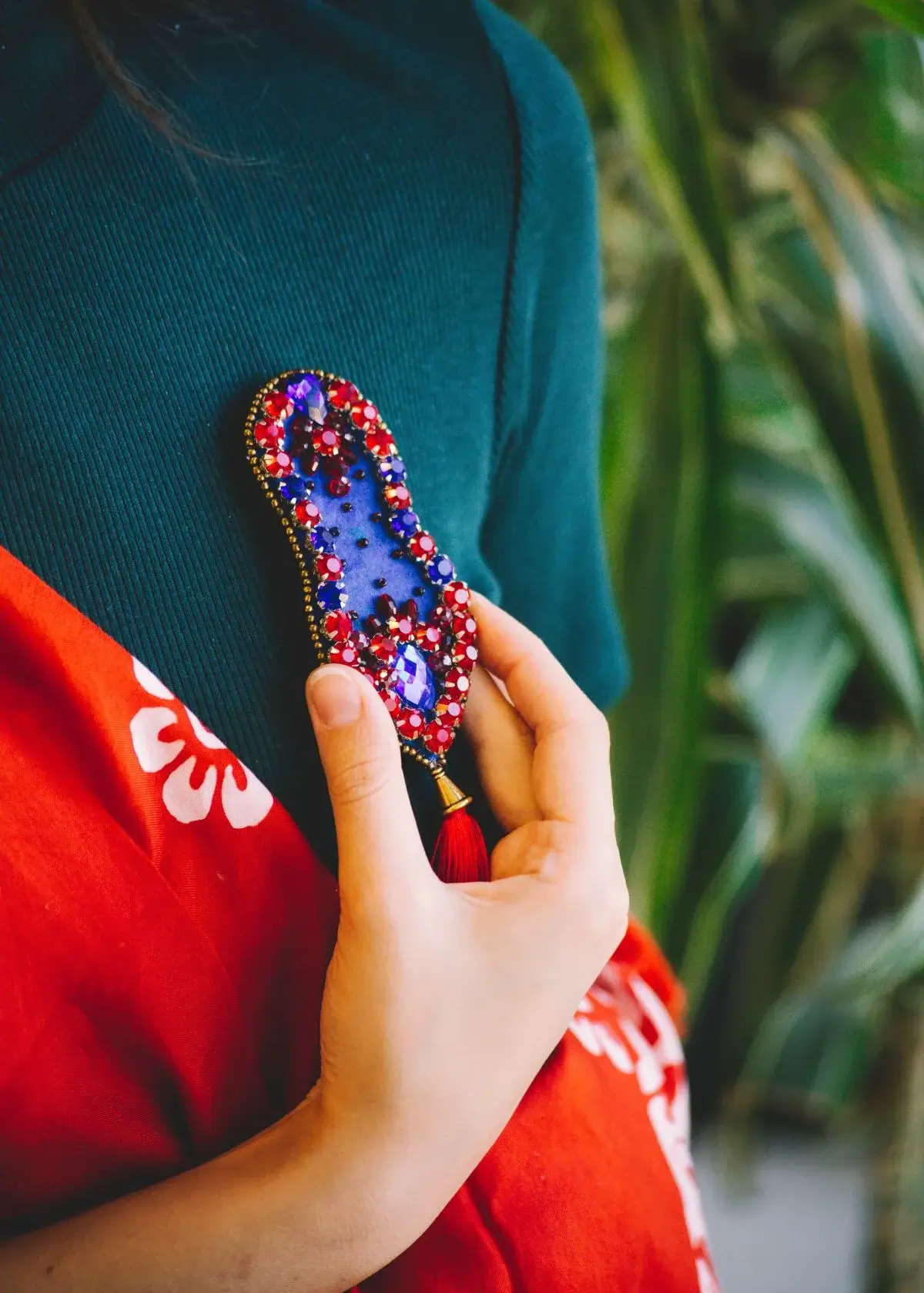 What makes women's brooches a timeless accessory?