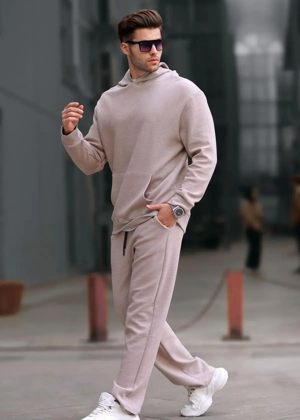 Are men's sweatsuit sets suitable for all body types?