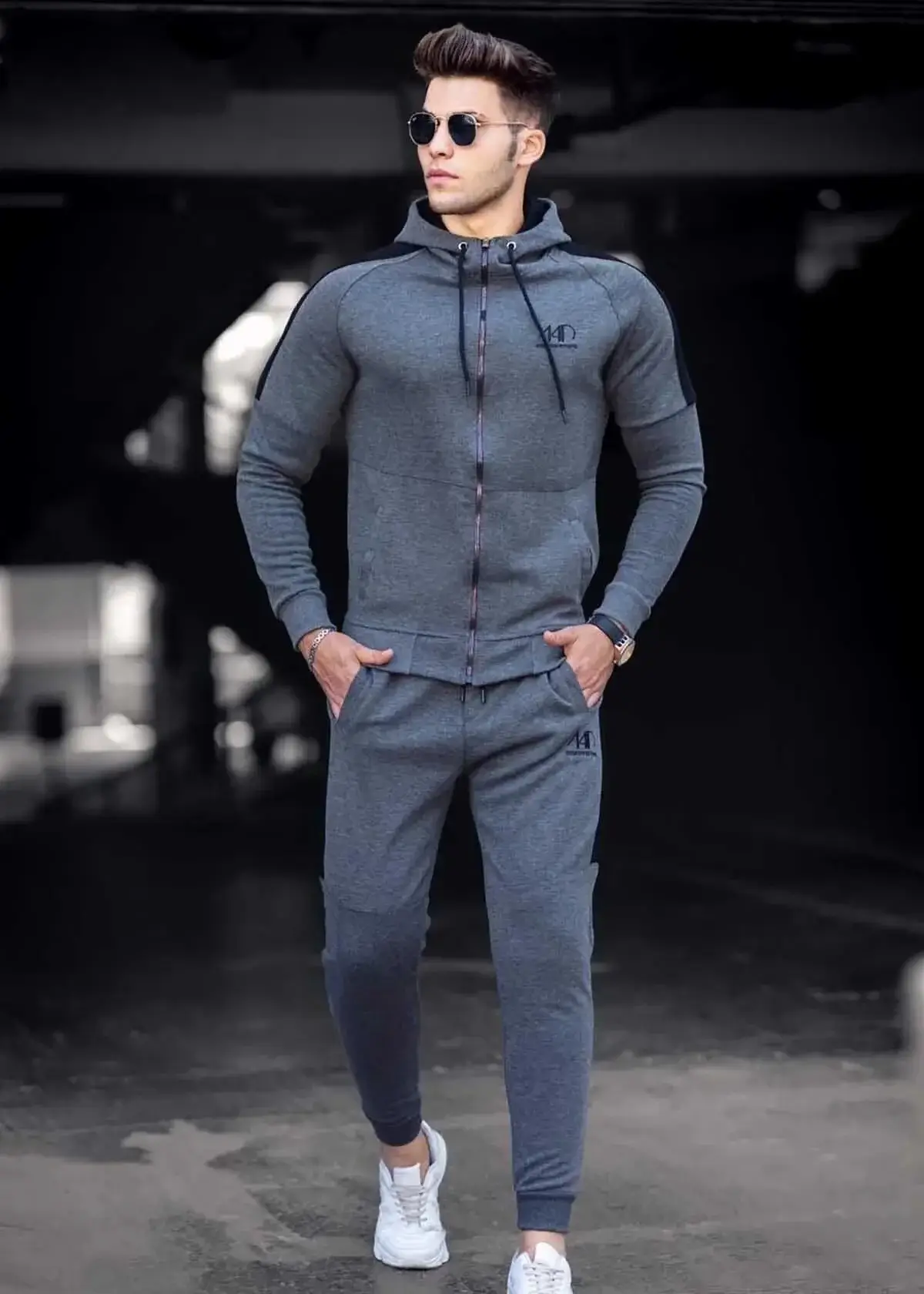 What are the key features of a quality men's sweatsuit set?
