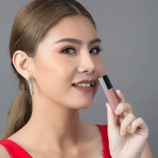 How Do You Make Lipstick Waterproof?