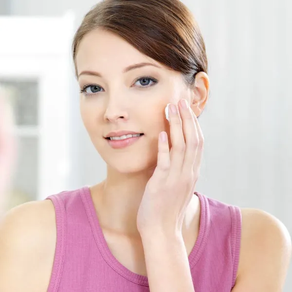 How to Moisturize Face Prior to Makeup for Smooth Appearance?