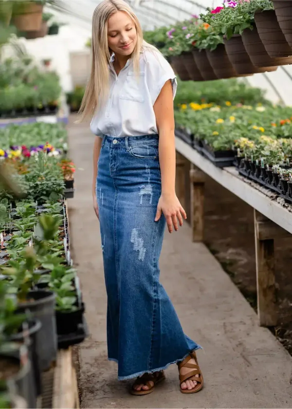 Get Ready to Slay: How Long Denim Skirts Are a Blessing for All Shapes and Sizes!