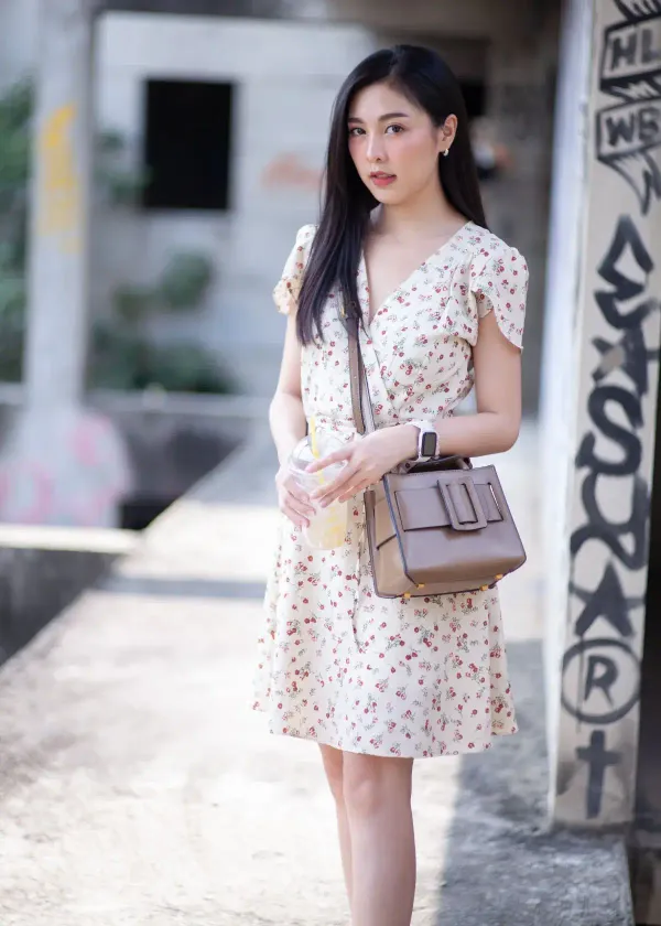 Unveil Your Beauty Secrets in Style: Choosing the Right Leather for Your Makeup Bag!